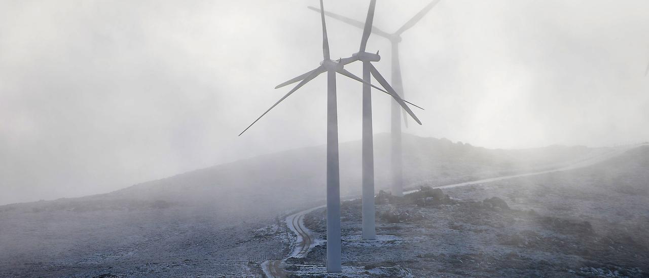 Aerogeneradores en un monte de A Lama, en donde también se prevé la ampliación de los parques eólicos.