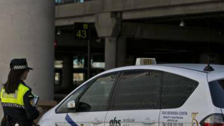 La Policía Local inspeccionando un taxi, en imagen de archivo.