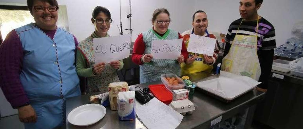 Usuarios de las instalaciones con carteles, en la cocina. // Bernabé/Gutier