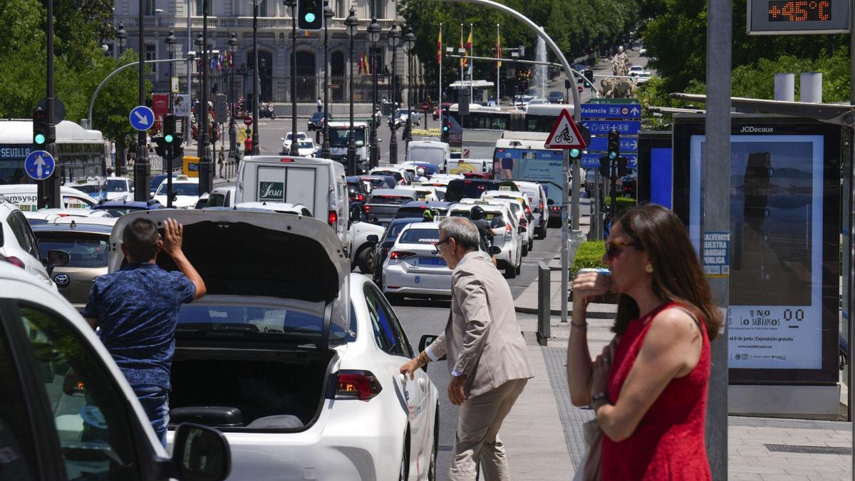 Un termómetro marca 45 grados este sábado en el centro de Madrid.