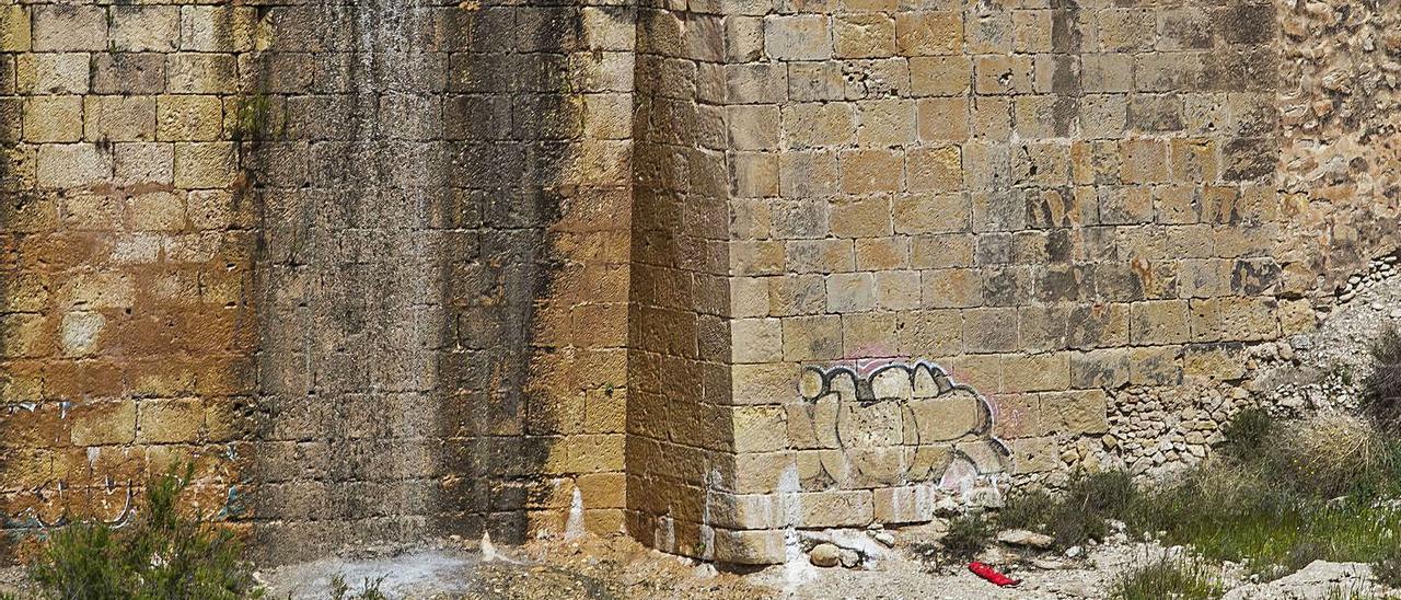 Una pintada en los muros del Assut de Sant Joan en una foto del pasado viernes.