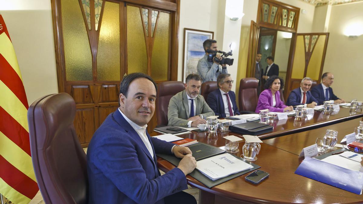 El president, Juanfran Pérez Llorca, presidix el ple del Consell, celebrat este divendres a Castelló