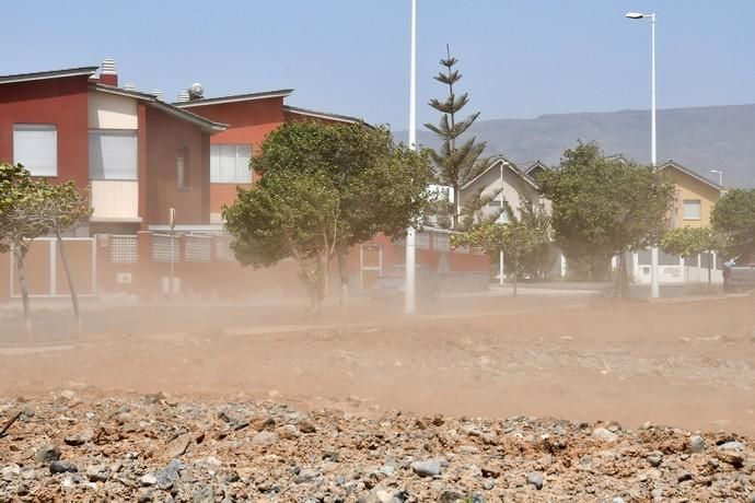 17/07/2019 POZO IZQUIERDO. SANTA LUCIA DE TIRAJANA. Tierra en los Duplex de Pozo Izquierdo por las obras de unos invernaderos.  Fotógrafa: YAIZA SOCORRO.  | 17/07/2019 | Fotógrafo: Yaiza Socorro