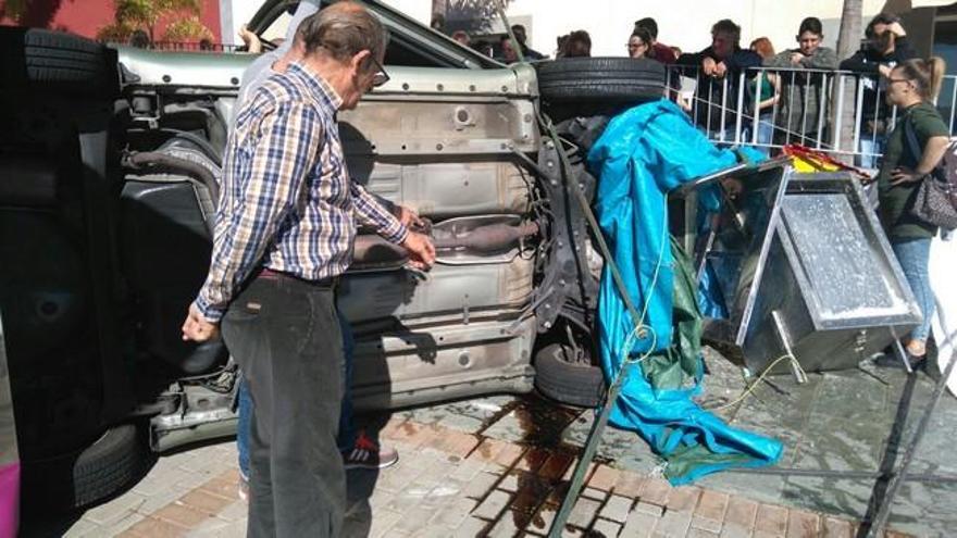 Un automóvil vuelca en una plaza de Ingenio