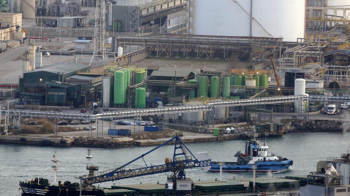 El fiscal acusa una empresa de contaminar les aigües del Port de Barcelona El fiscal acusa una empresa de contaminar les aigües del Port de Barcelona