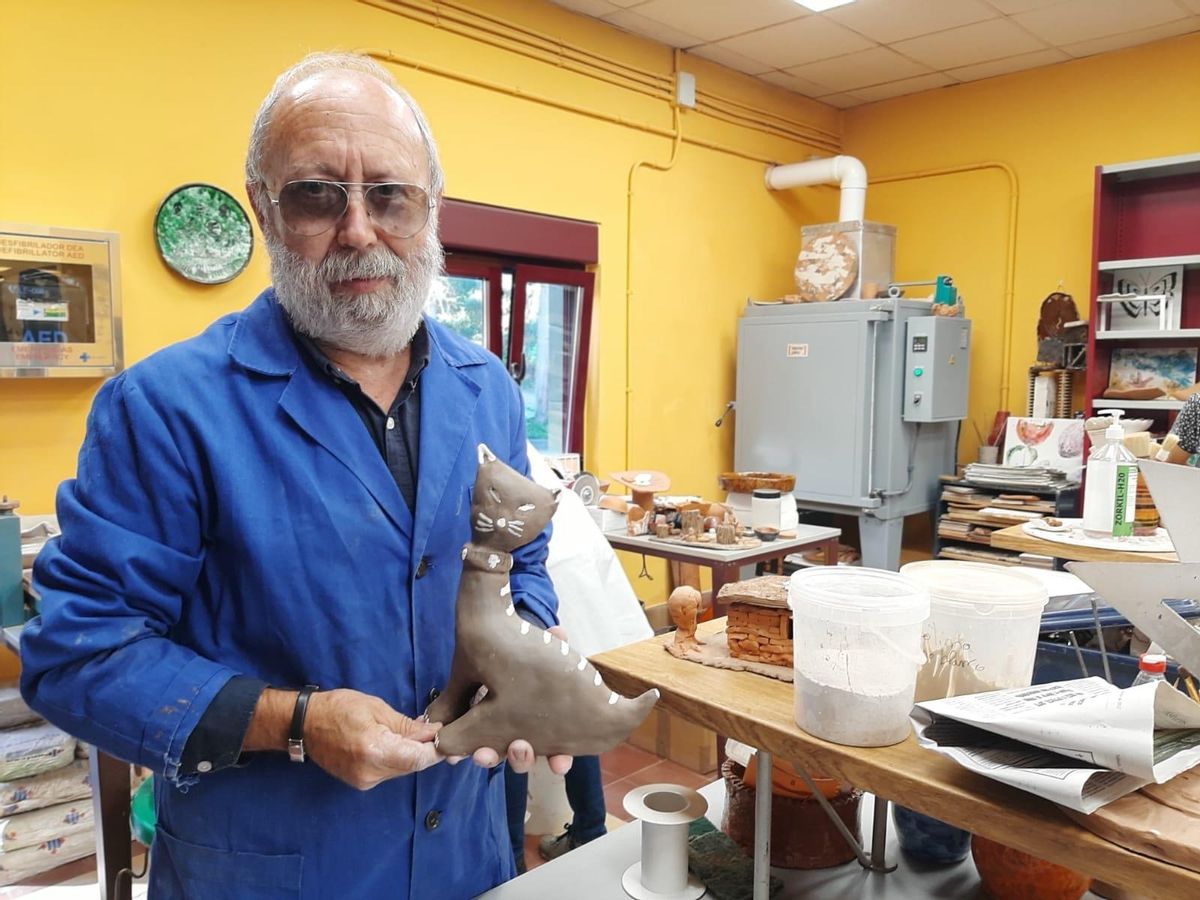 Un alumno en el taller de cerámica