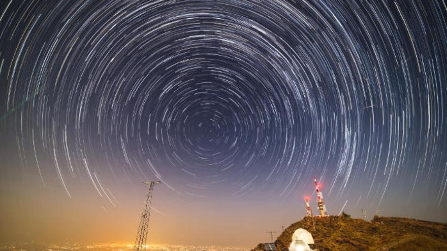 Composición circumpolar de 500 imágenes tomadas desde el Observatorio de Oukaimeden (Marruecos).