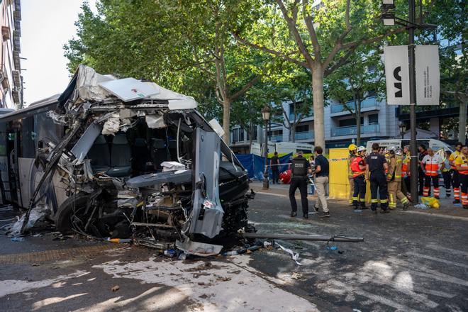 Investigan si la conductora del autocar accidentado en Lleida aceleró por error al esquivar la rama de un árbol