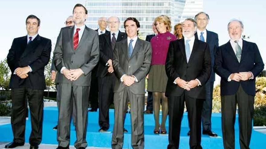 Aznar (c), con miembros de su primer Ejecutivo, como Rajoy (2i), Rato (d), Cascos (i) y Aguirre (2d-segunda fila), en apoyo a Oreja (2d).