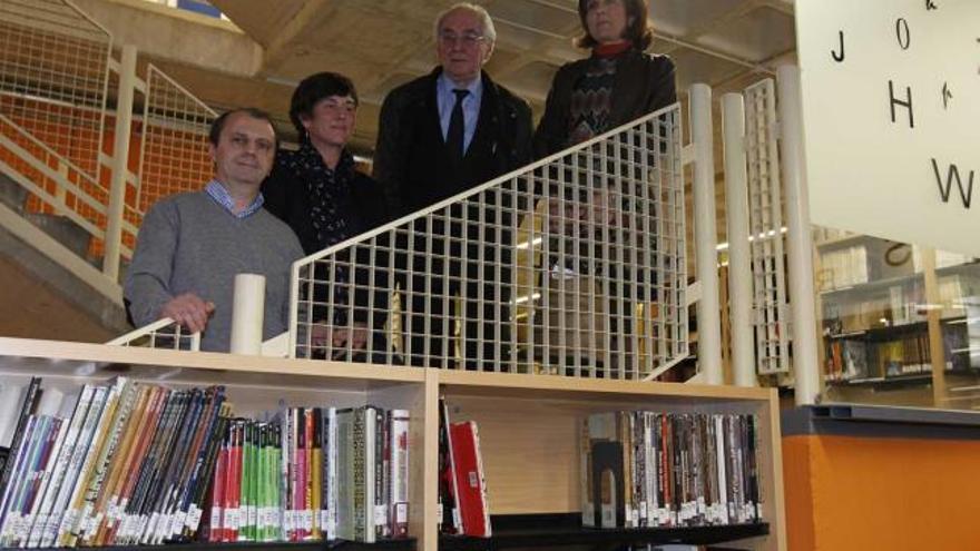 Por la izquierda, Fernando G. Albella, director de la Biblioteca Jovellanos de Gijón; Agustina Álvarez, Emilio Marcos Vallaure y Milagros García, directora de la Biblioteca de Asturias, ayer, durante la celebración del Día del Libro.