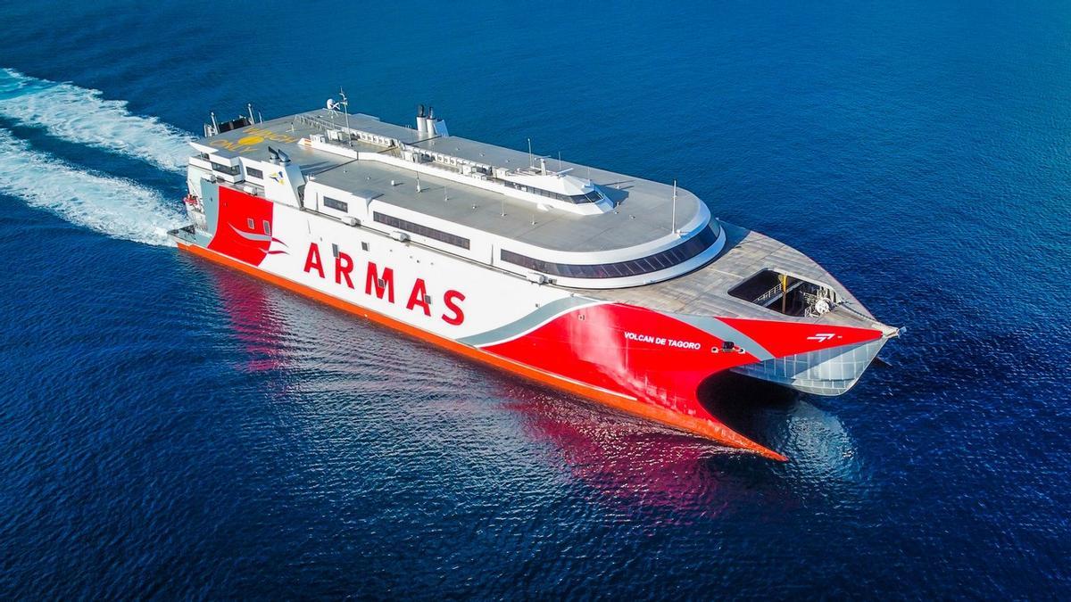 Armas Trasmediterránea lanza un 15% de descuento para viajar entre islas.