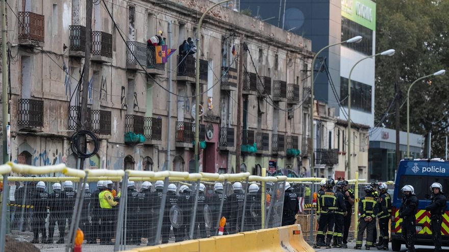 Gran despliegue policial para desalojar a decenas de personas dedicadas a la chatarra en una nave de Barcelona