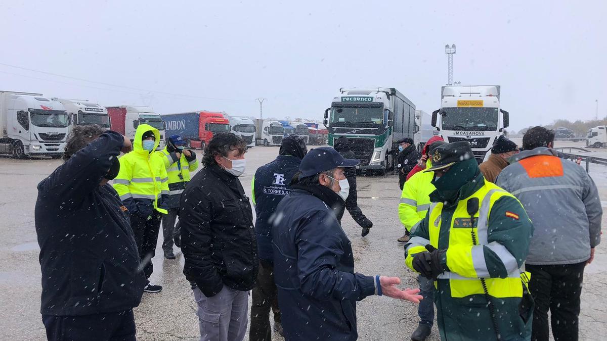 Un grupo de camioneros que se han refugiado en El Rebollar