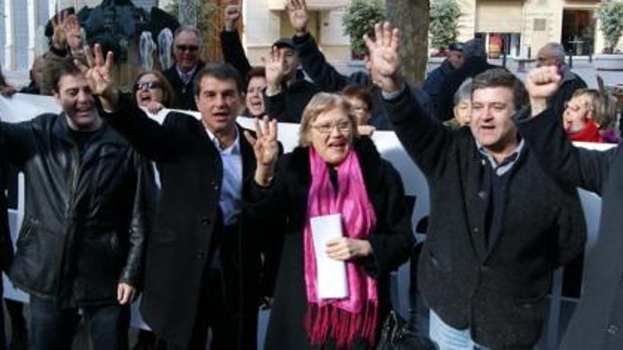 Concentración a la puerta del acto de Solidaridad Catalana organizado hoy en el centro de Valencia