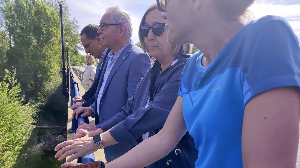 La presidenta de la CHD, María Jesús Lafuente, en una visita al río Orbigo en Santa Cristina de la Polvorosa en abril de 2023.
