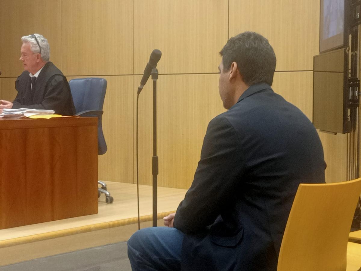 El acusado de espaldas, ayer, en el juicio por violencia machista