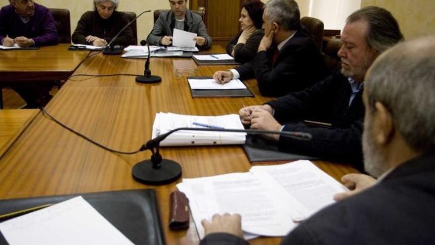 Iván Fernández, al fondo, durante su intervención en el Pleno, con Enrique Bueno en primer término.