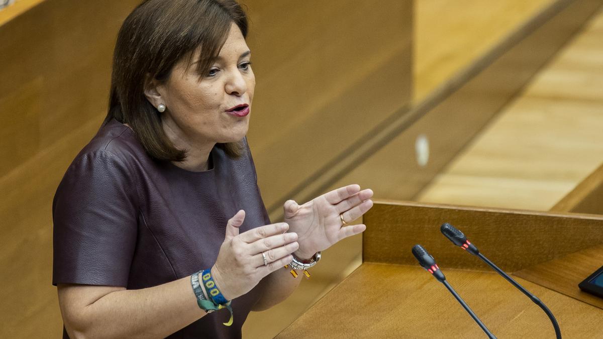 La presidenta del PPCV, Isabel Bonig, en una intervención en las Corts