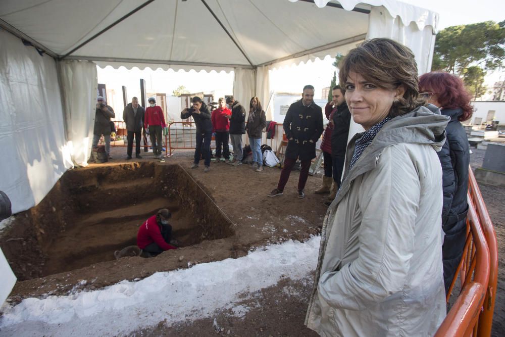 Visita de la ministra de Justicia a las exhumaciones en Castelló