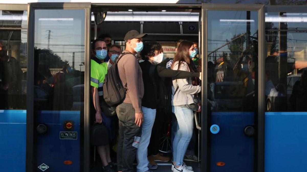 Passatgers omplen un dels busos del servei alternatiu | ACN