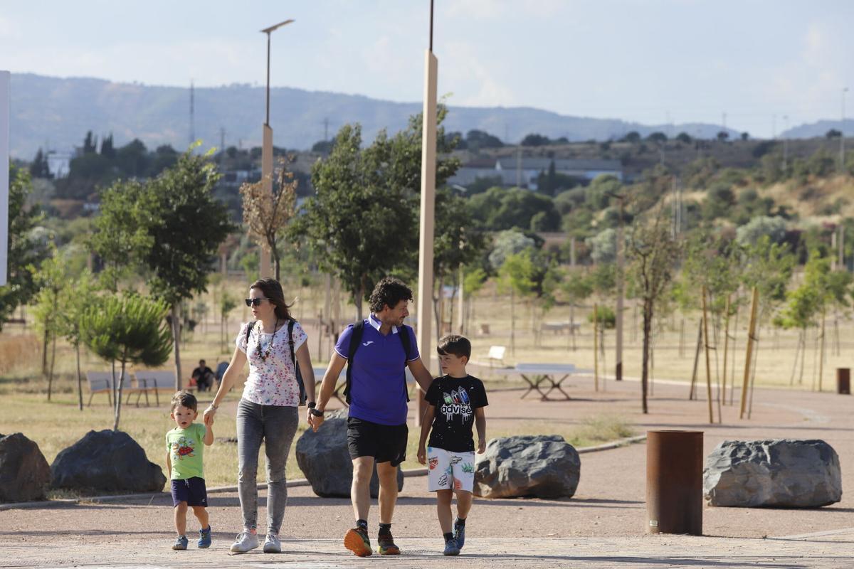 Una familia pasea porque el parque de Levante.