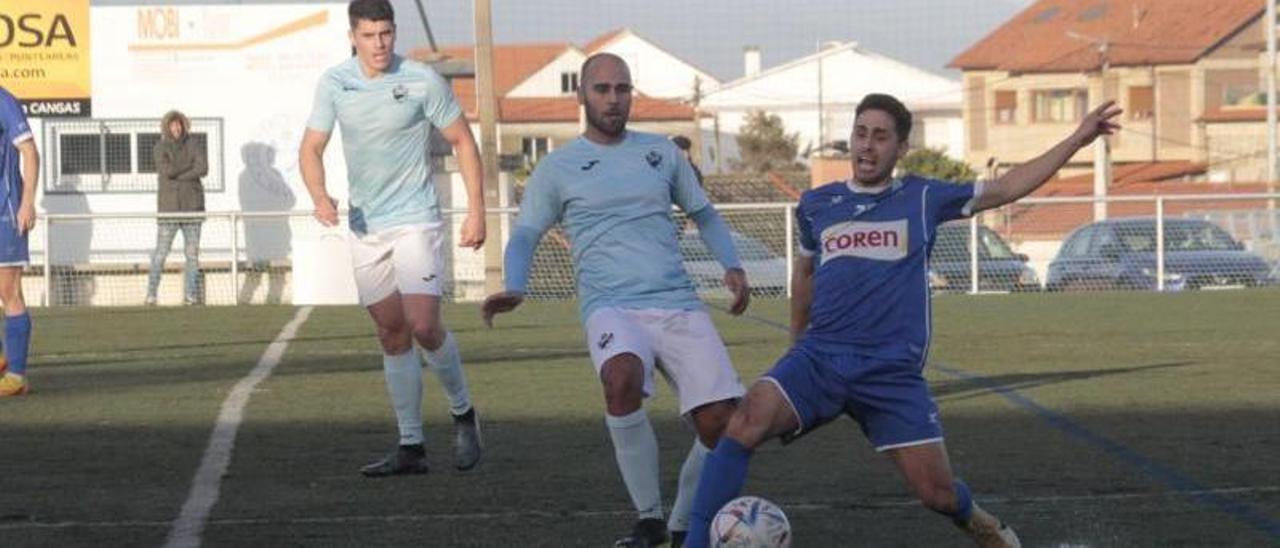 Una acción del último partido del Beluso ante el Porriño en el campo de As Laxes. |  // SANTOS ÁLVAREZ