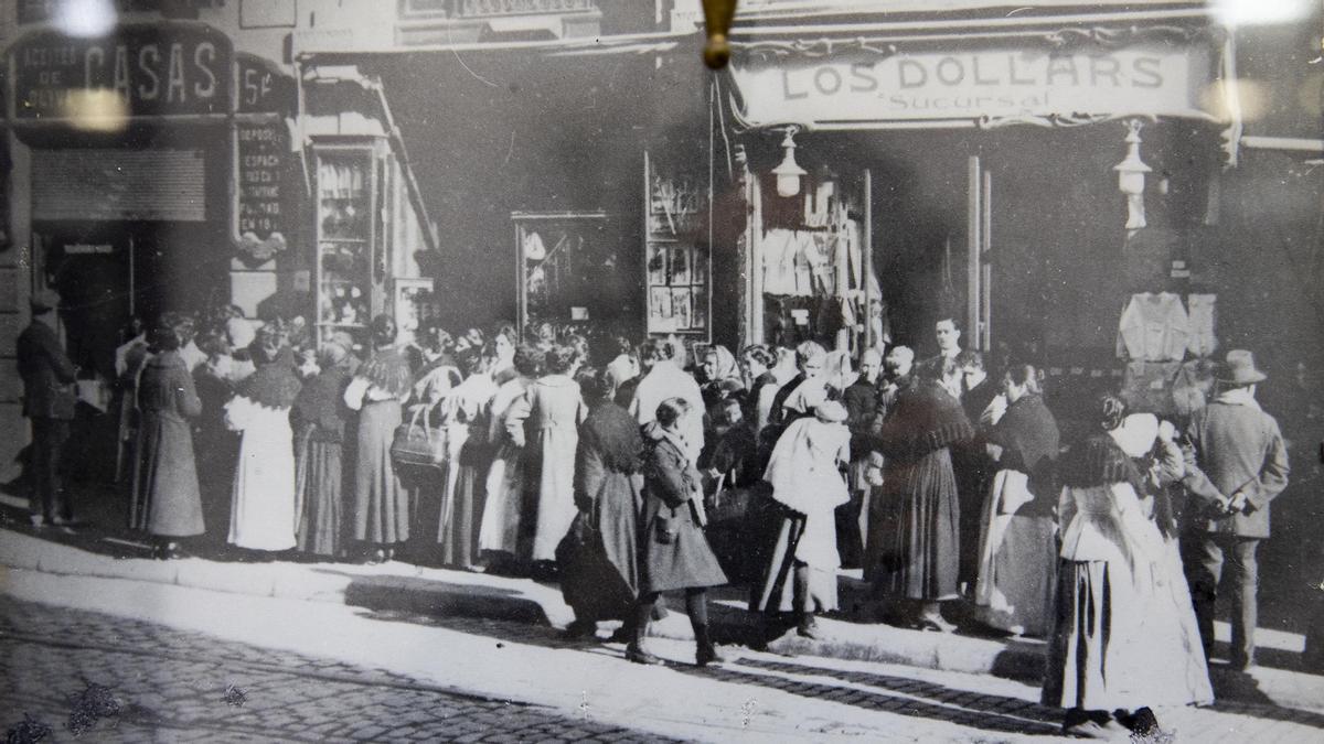 Reproducción de una foto de 1914 ante la joyería en su primera etapa, sin rótulo que la identificara.