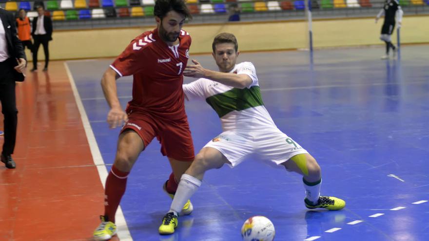 Paso atrás del Elche, que vuelve  a caer en puestos de descenso