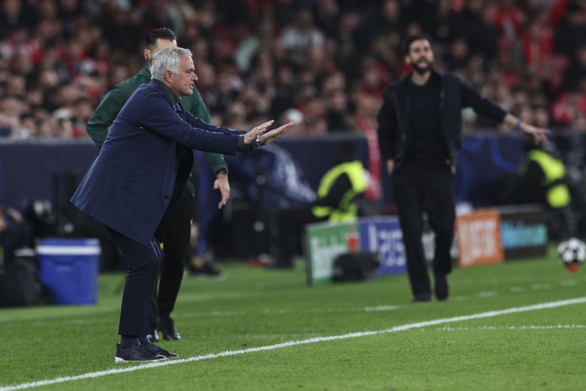 Lisbon (Portugal), 17/02/2026.- Benfica's headcoach Jose Mourinho reacts during their UEFA Champions League play-off 1st leg match between Benfica and Real Madrid in Lisbon, Portugal, 17 February 2026. (Liga de Campeones, Lisboa) EFE/EPA/MIGUEL A. LOPES