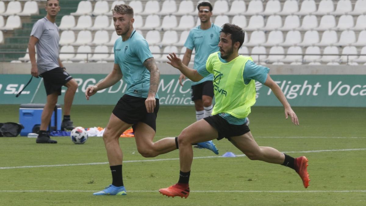 Abreu, con peto amarillo, en el entrenamiento de hoy en El Arcángel.