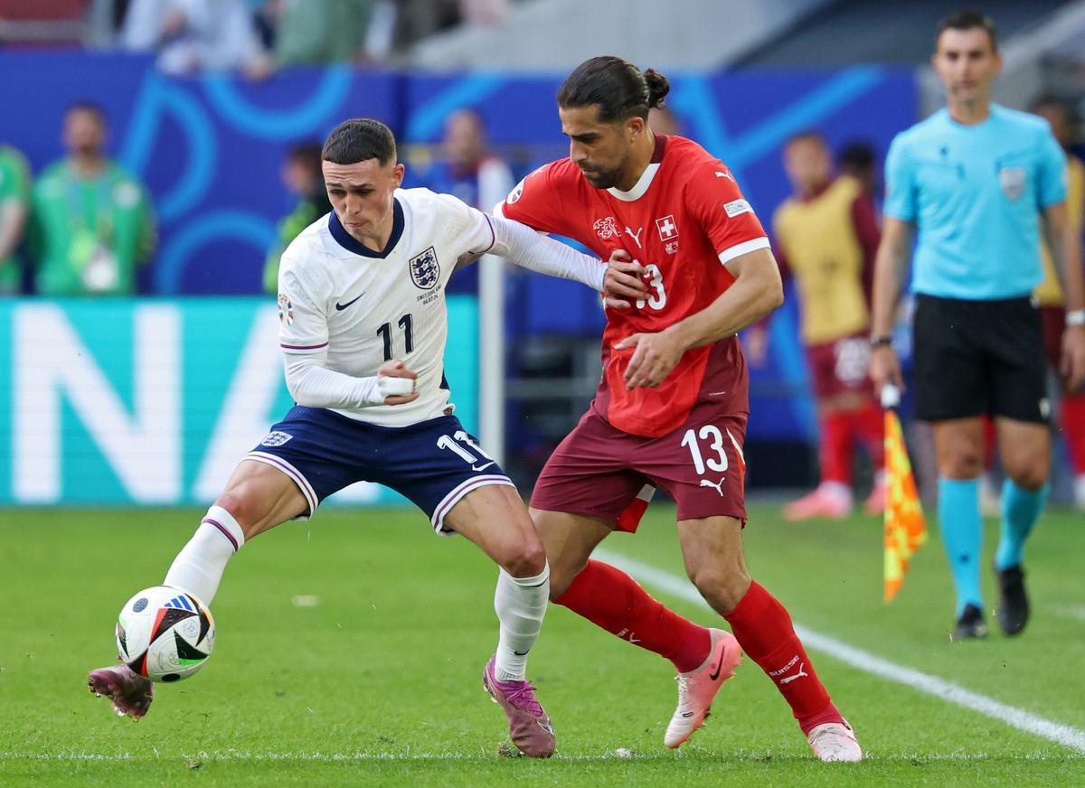 Dusseldorf (Germany), 06/07/2024.- Phil Foden of England (L) and Ricardo Rodriguez of Switzerland (R) in action during the UEFA EURO 2024 quarter-finals soccer match between England and Switzerland, in Dusseldorf, Germany, 06 July 2024. (Alemania, Suiza) EFE/EPA/FRIEDEMANN VOGEL