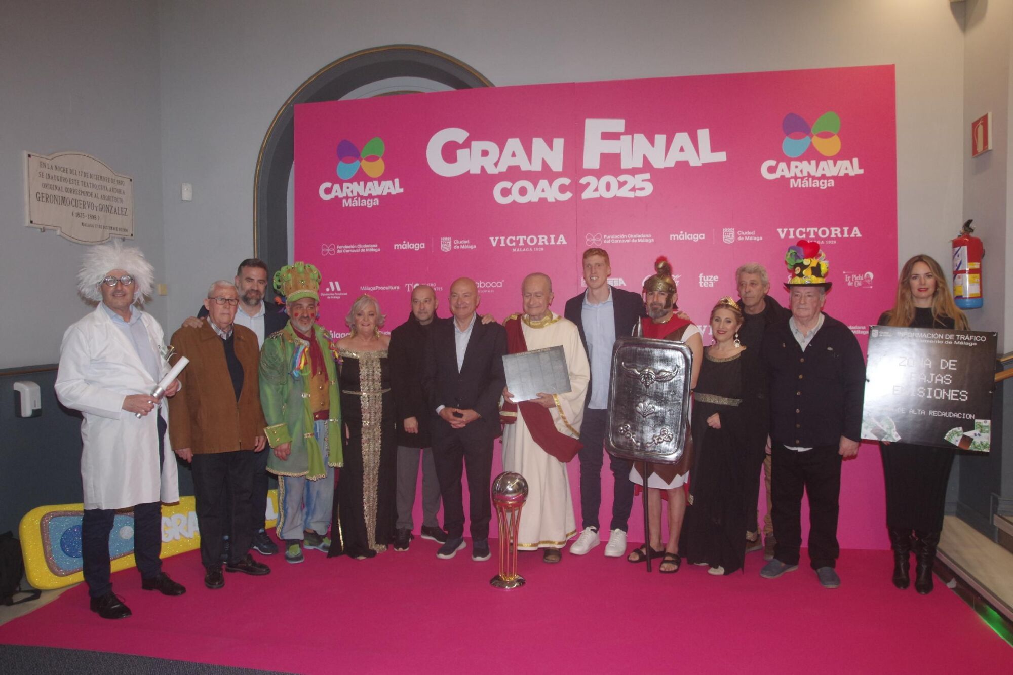 El Carnaval de Málaga se prepara para su gran final y a su photocall han asistido, entre otros, el alcalde de Málaga, Pedro Aparicio, y diferentes personalidades de la ciudad.