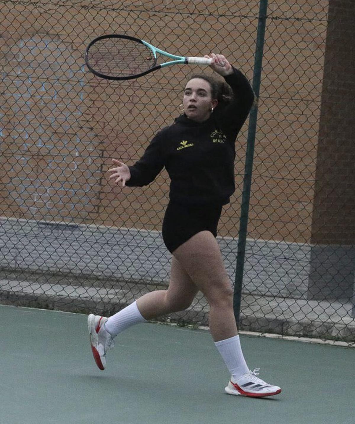 Claudia Alonso levanta el ansiado Trofeo de Reyes