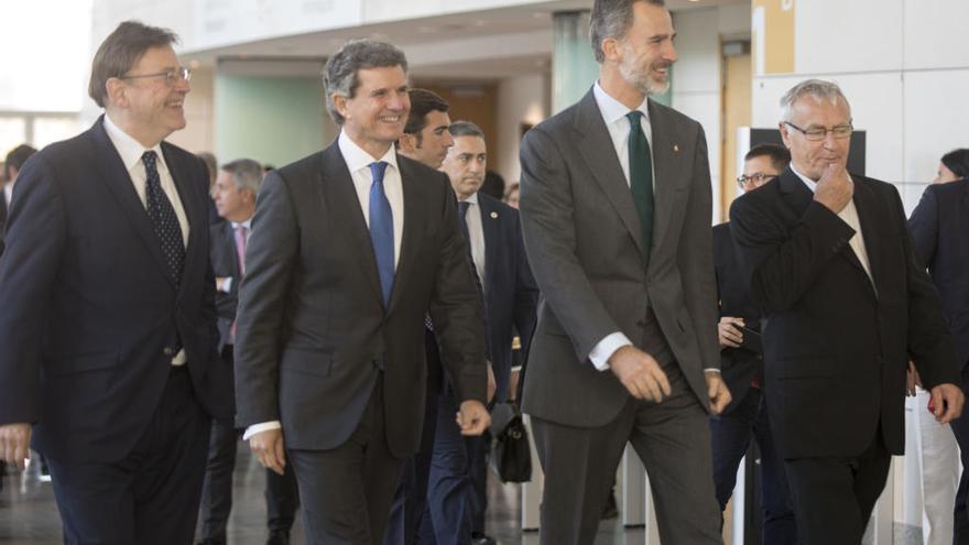 El rey Felipe VI acompañado por el presidente Ximo Puig y el alcalde de València, Joan Ribó, esta mañana en el Palacio de Congresos.