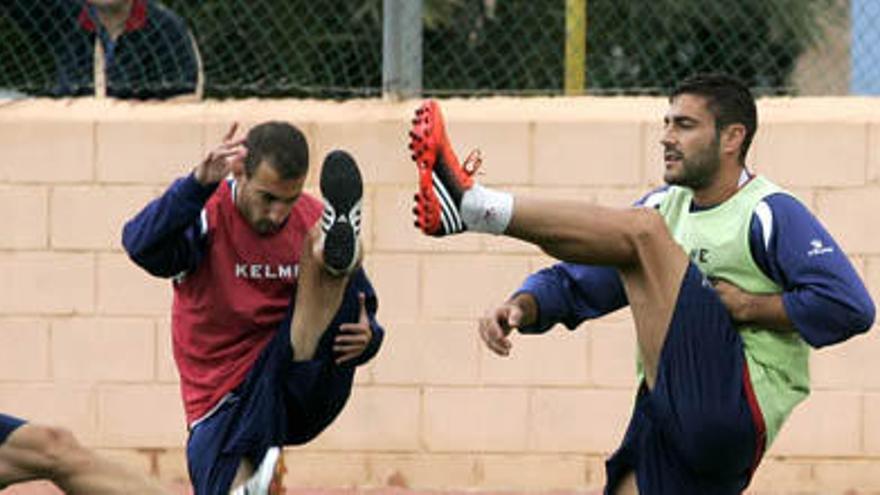 Hugo Álvarez, Tonino, Mariano y Florian, entre otros, trabajan en una sesión preparatoria realizada en el campo de fútbol de Ciudad Jardín.