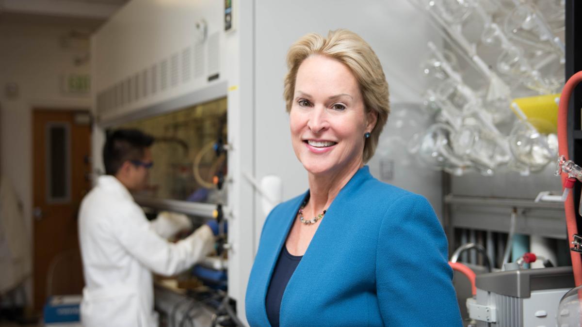 Frances Arnold, en su laboratorio de Caltech.