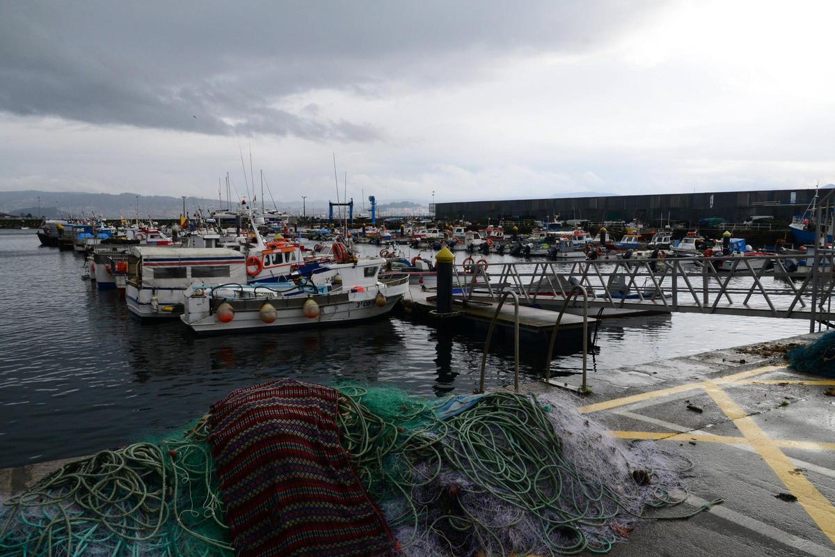 Una vista del puerto de Cangas, ayer, con la mayoría de barcos amarrados.