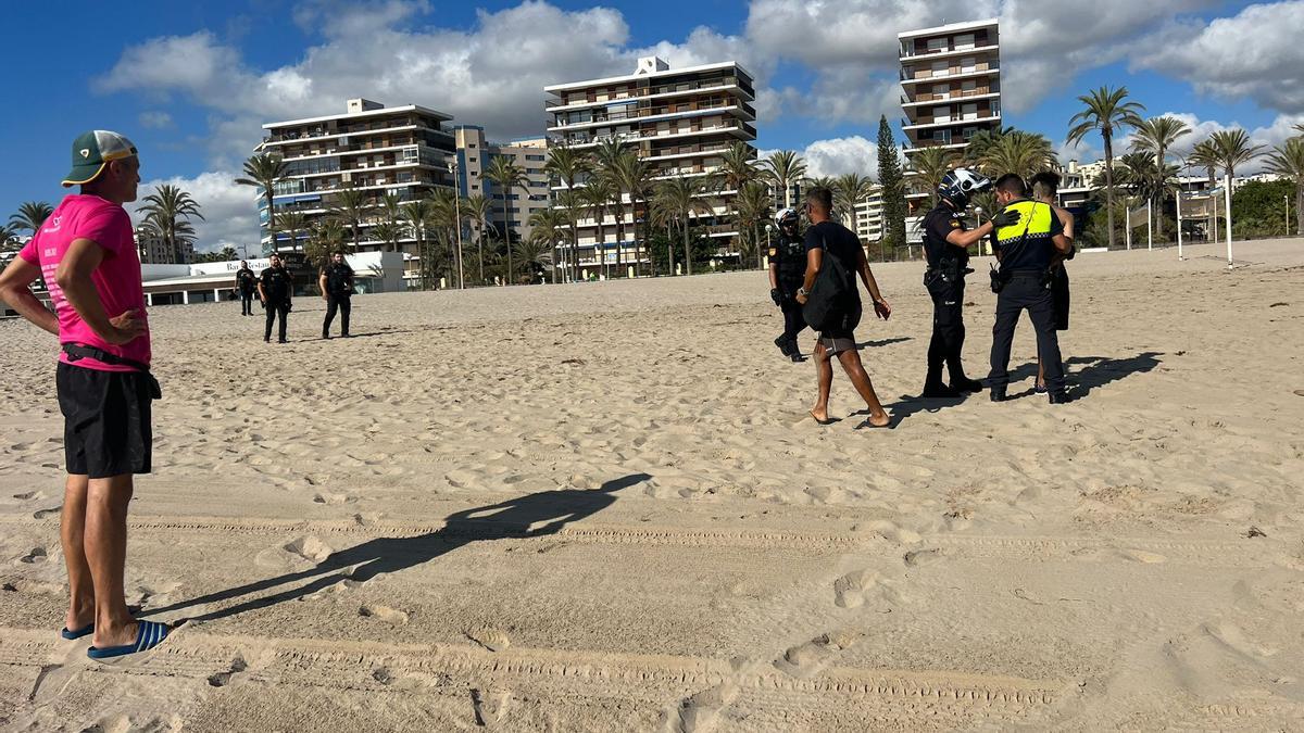 Agentes de la Policía Nacional y Local retienen a un presunto ladrón en la playa de San Juan hace unos días.