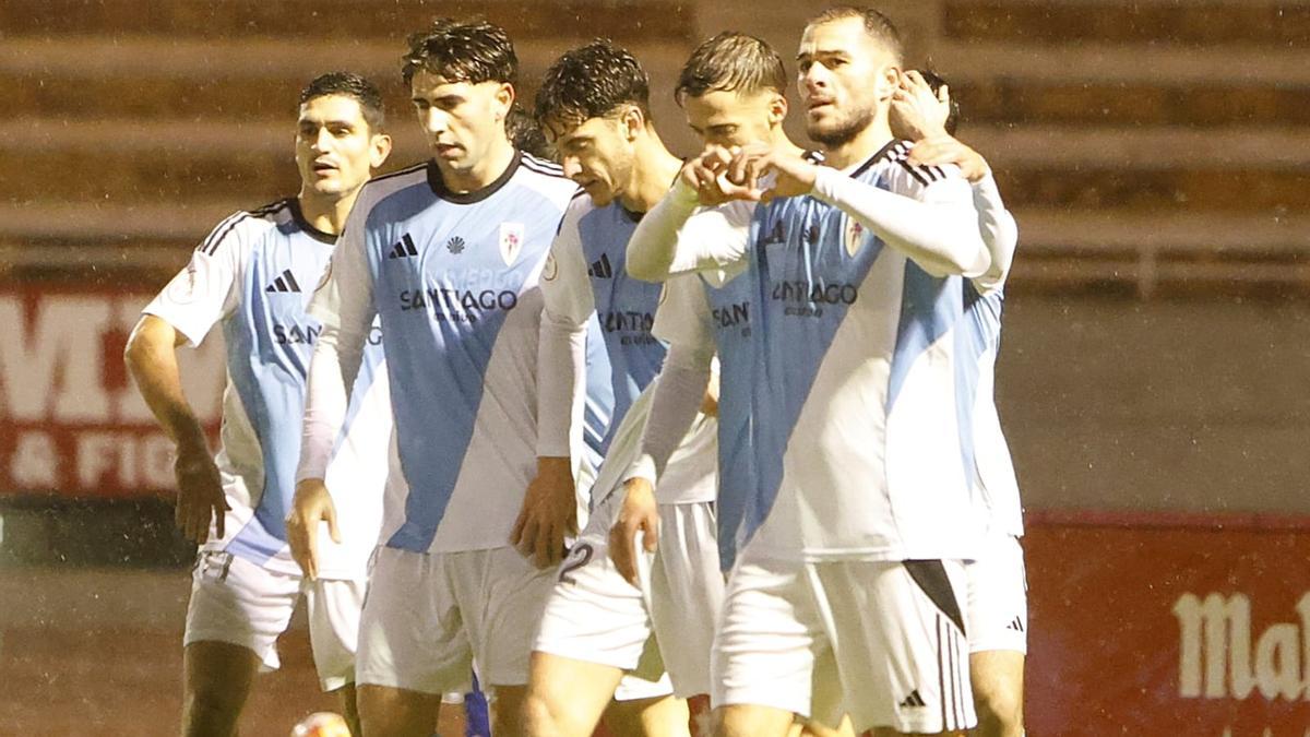 Ni el frío ni la lluvia impiden la victoria del Compostela sobre el Somozas