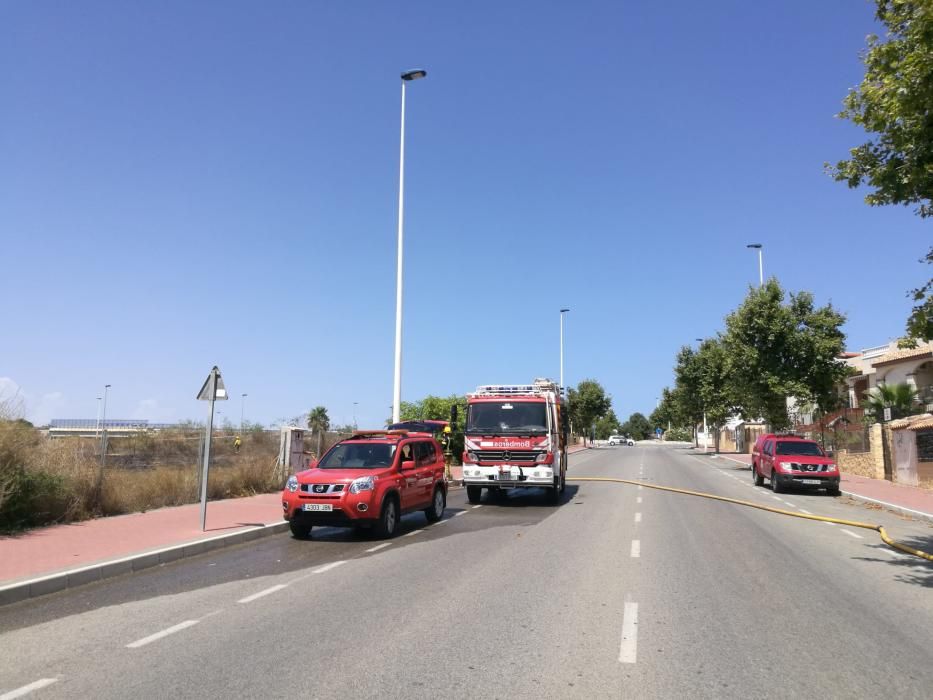 Los bomberos de Torrevieja y los bomberos forestales de Guardamar han extinguido hoy un incendio de matorral que ha arrasado cinco mil metros junto a cientos de viviendas y la variante de la N-332, fr