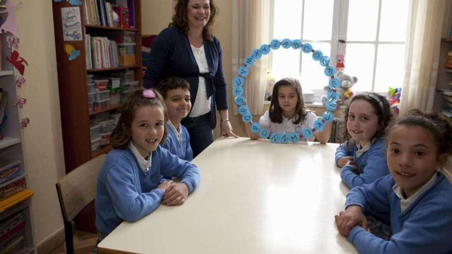 Vanesa Gutiérrez y sus alumnos, con el rosco de &quot;pasapalabra&quot;.