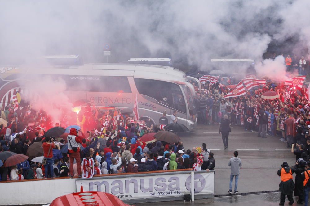 Centenars d'aficionats reben al Girona sota la pluja