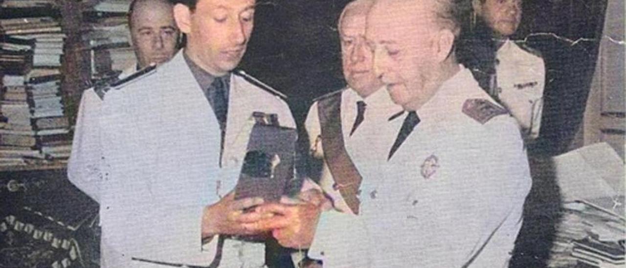 El exalcalde de Mieres (Asturias), Guillermo Lorenzo, entregando la medalla del concejo a Francisco Franco.