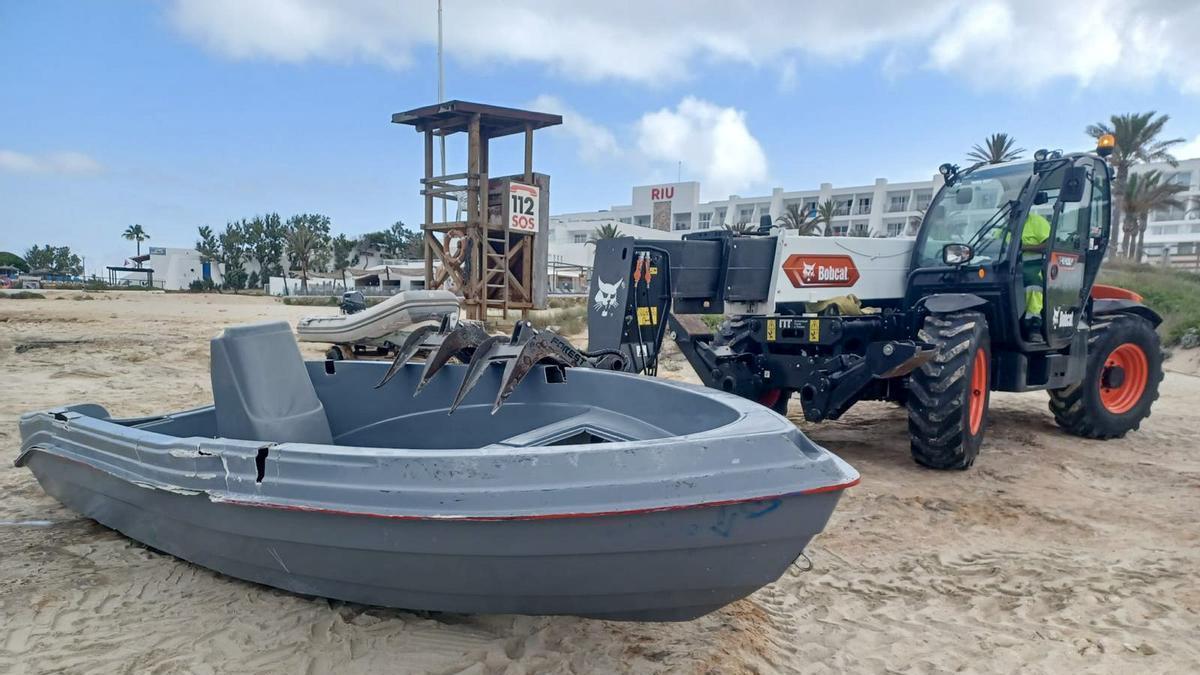 Retirada de pateras en Formentera.