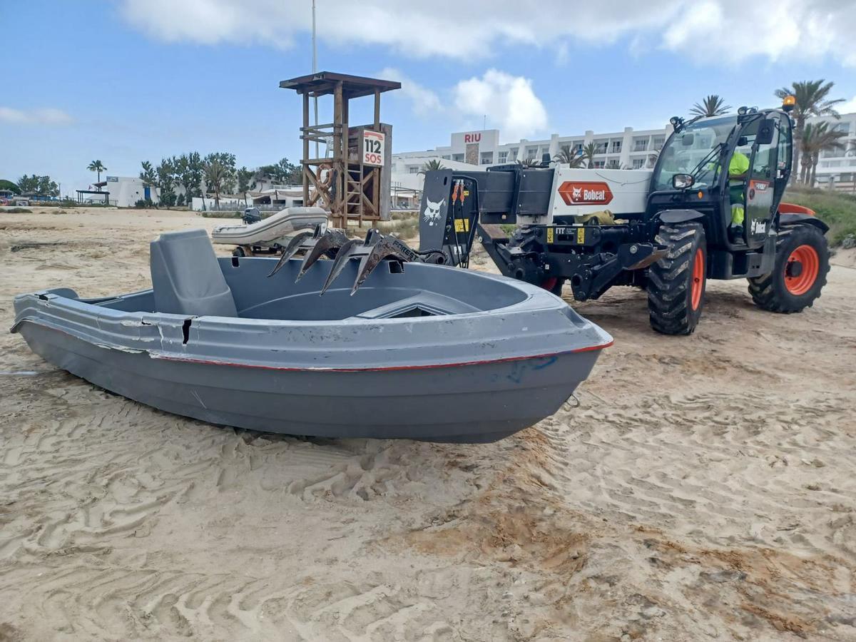 Retirada de pateras en Formentera.