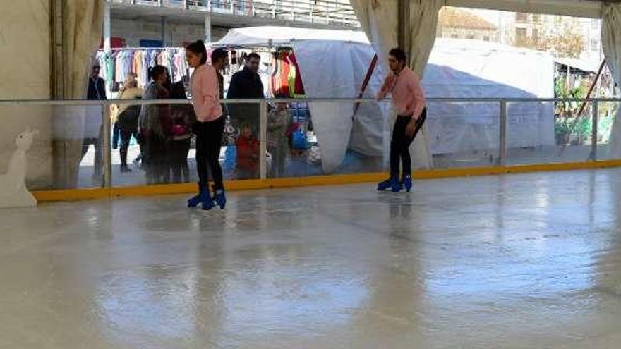 En Moaña ya está en funcionamiento la pista de hielo. // G.Núñez