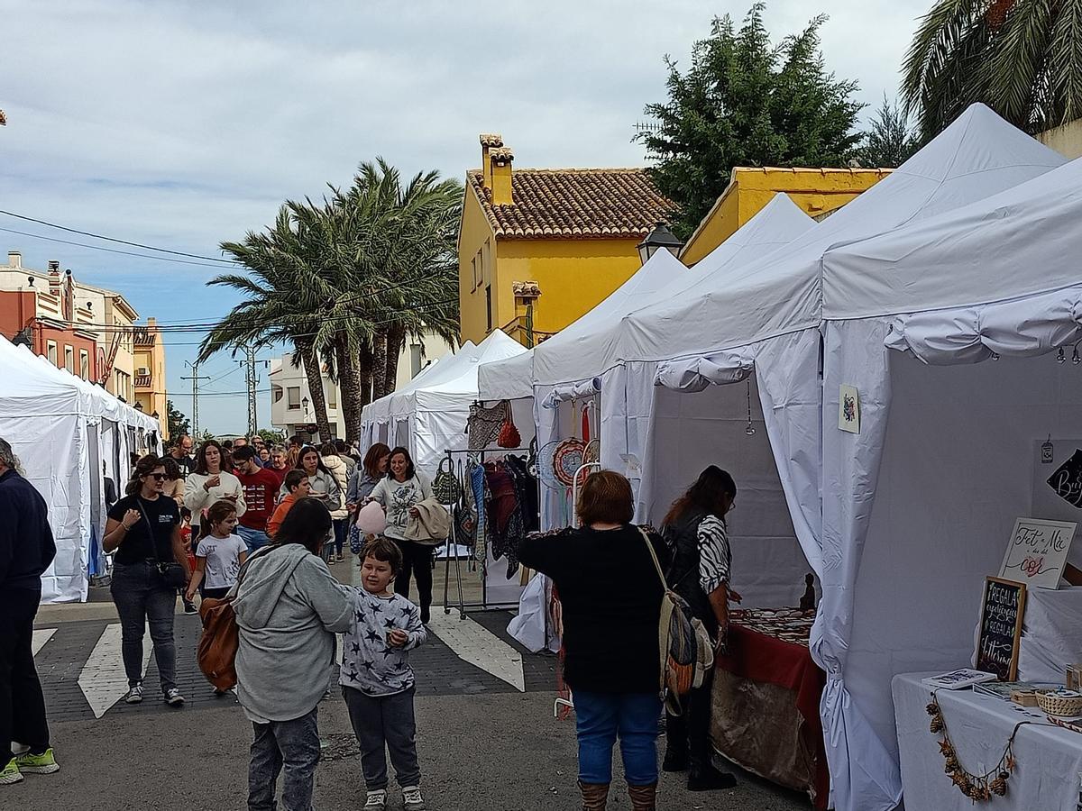 Palmera celebra la octava edición de la Fira "Arrela't"