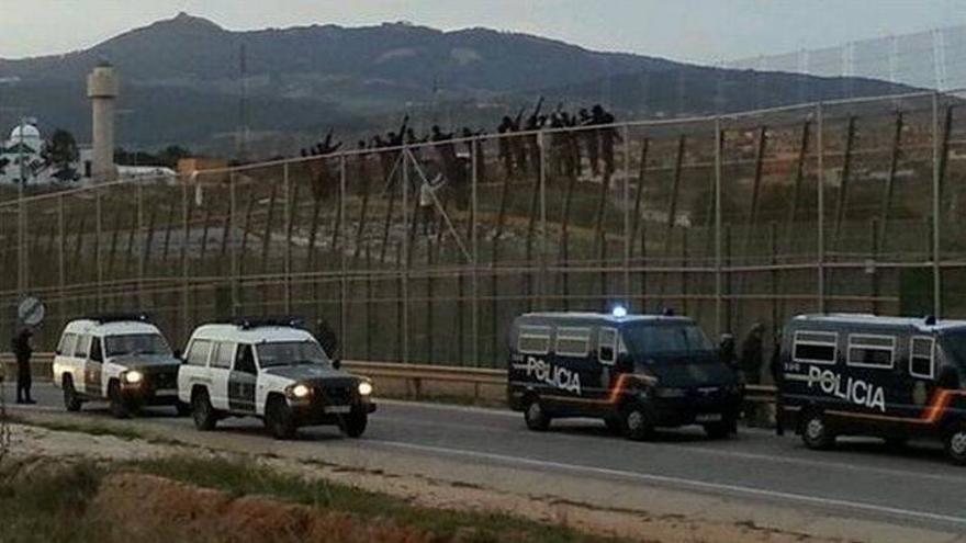 Cientos de inmigrantes intentan entrar a Melilla y varios se suben a la valla