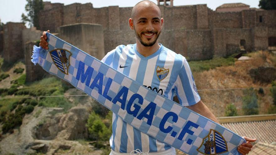 Nordin Amrabat posa uniformado y con una bufanda blanquiazul en la Terraza Batik.