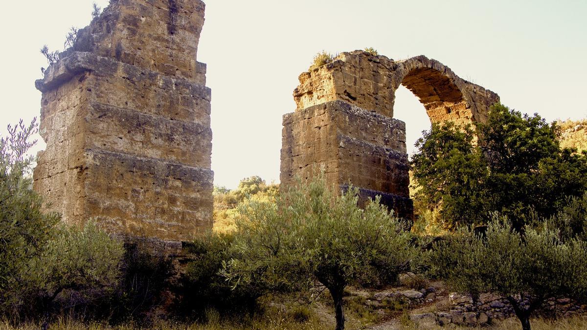 Restos de acueducto previo al de Peña Cortada